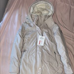 Hollister Women's Beige Puffer Coat with Hood